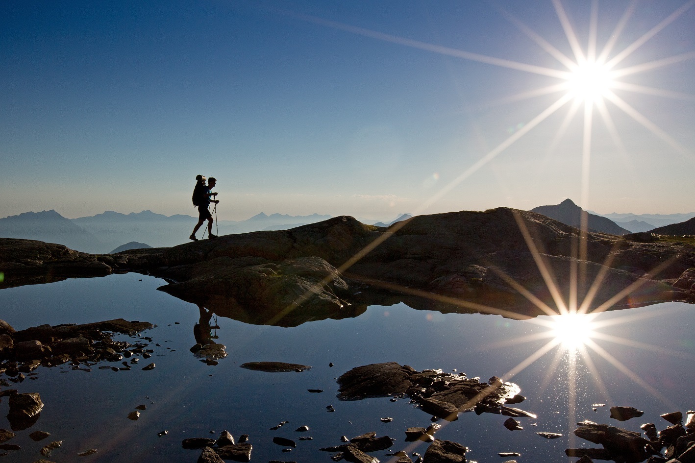 Bergsee mit Sonne